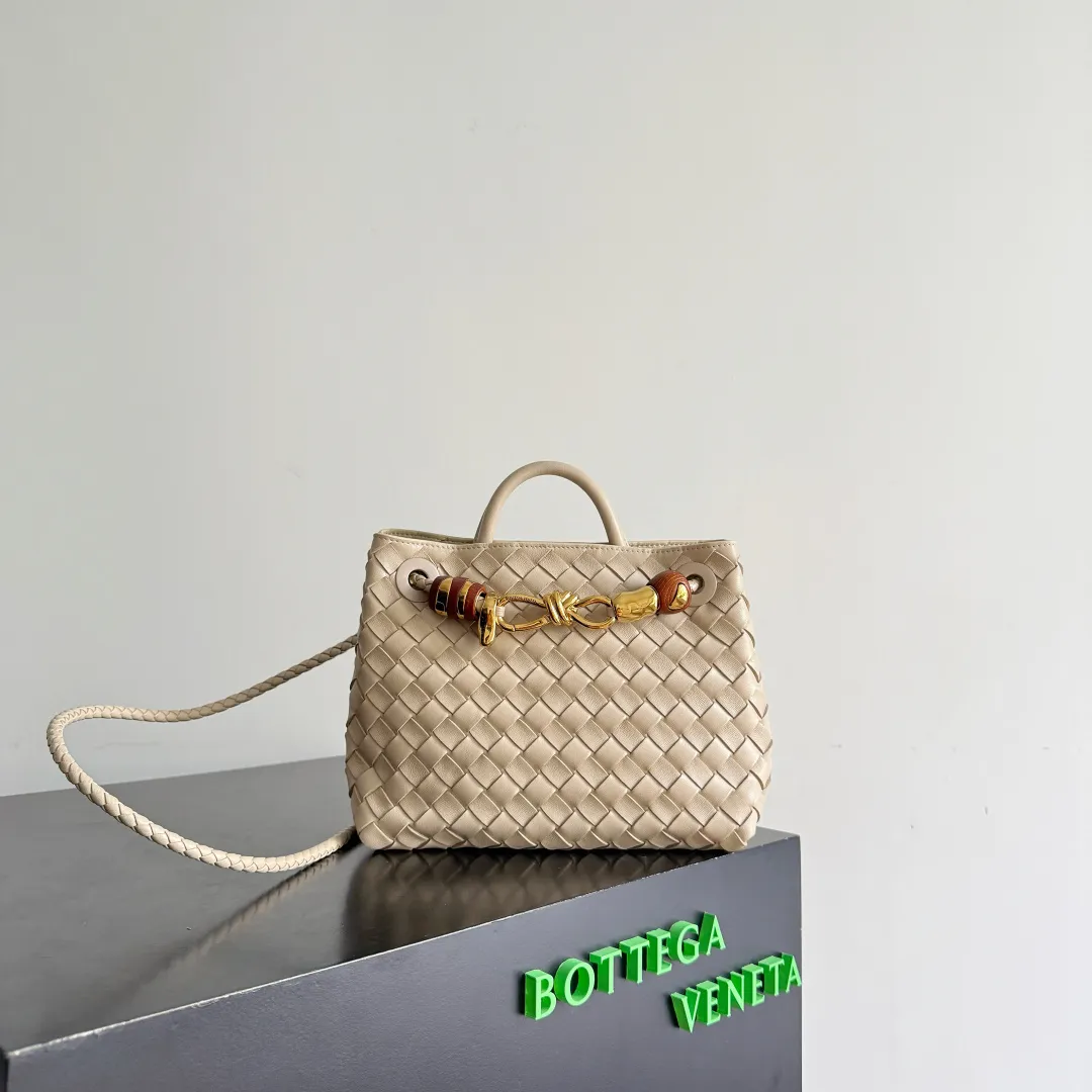 The new Andiamo batch of 3060 BV is shipped‼ ️The classic intercciato weaving process is used to create a soft bag, the metal knot is made of micro-cast aluminum using jewelry technology🪢, and the decorative beads are made of metal and hand-polished oak, allowing you to jump repeatedly between elegance and fun💃, making it unpredictable. Classic and versatile, it shows off your temperament, and the bag has a large capacity, making it very convenient for daily commuting! It has a variety of carrying methods, the shoulder straps can be adjusted by yourself, the original lambskin feels soft and delicate, and the unisex style breaks gender boundaries and brings a more practical and long-lasting use experience. The Andiamo, which has both elegant and casual styles, perfectly interprets the "fashionable old money style". Style number: 743568+wood hardware Color: light brown Size: 25*22*10.5cm